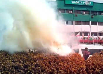 Politicians, journalists scamper for safety as police fire teargas at PDP headquarters