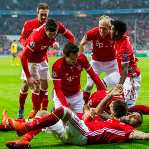 Bayern-Munich-170215-Celebrate-G-300