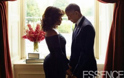 Barack, Michelle Obama’s Romantic Photos Cause a Stir