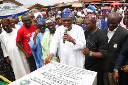 Representative of Lagos State Governor, APC Chieftain in Ikorodu, Asiwaju Olorunfunmi Bashorun (3rd right); Sole Administrator, Ikorodu West LCDA, Mr. Segun Anifowoshe (2nd right); former Deputy Governor of Lagos State, Prince Abiodun Ogunleye (3rd left); Regent of Ipakodo, Ikorodu, Chief Abdulrasheed Shitta (middle); with other Community Chieftains during the commissioning of Ojediran Street as one of the 114 Roads in Ikorodu West Local Council Development Area, on Tuesday, September 20, 2016.