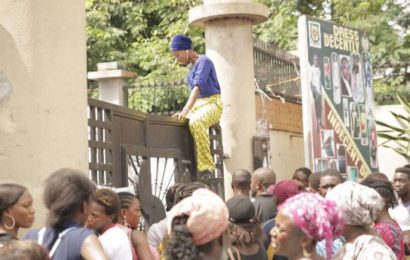 STUDENTS SCALE GATES to ESCAPE AS PROTEST BROKE AT YABATECH (PHOTOS)