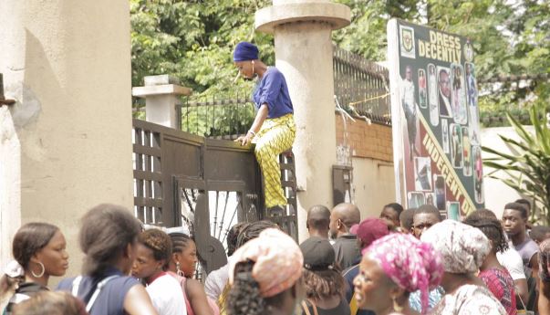 STUDENTS SCALE GATES to ESCAPE AS PROTEST BROKE AT YABATECH (PHOTOS)