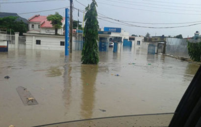 Flood at Ijaiye, Lagos-Abeokuta Expressway after Downpour (PHOTOS)