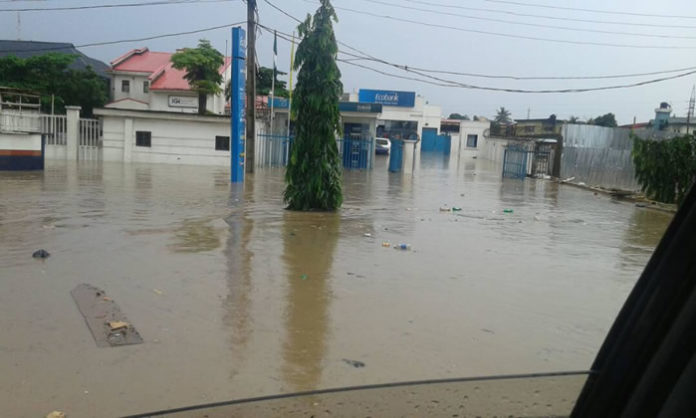 Flood at Ijaiye, Lagos-Abeokuta Expressway after Downpour (PHOTOS)