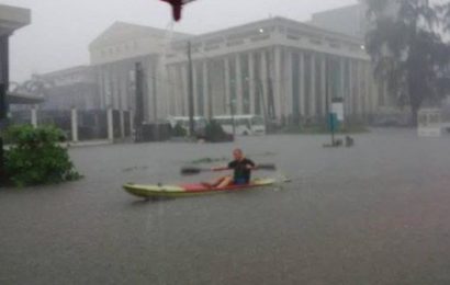 Flood: White Man Paddles Canoe on Ahmadu Bello way, Victoria Island