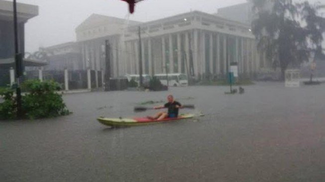 Flood: White Man Paddles Canoe on Ahmadu Bello way, Victoria Island