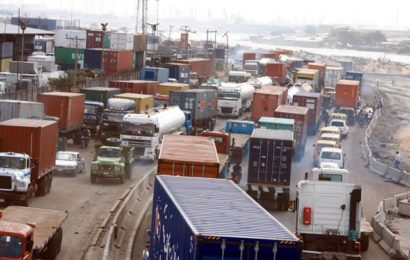 Apapa gridlock: Truck Drivers Park on Highways to Avoid N1,000 Parking Fee – Terminal Manager