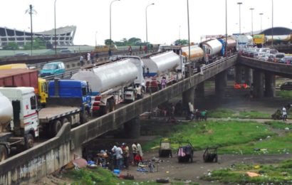 Breaking! Military gives truck drivers 48 hours to vacate Lagos bridge