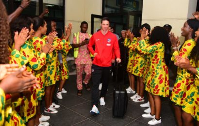 Nigeria: Cheerleaders Mob Fernando Torres in Uyo (PHOTO)