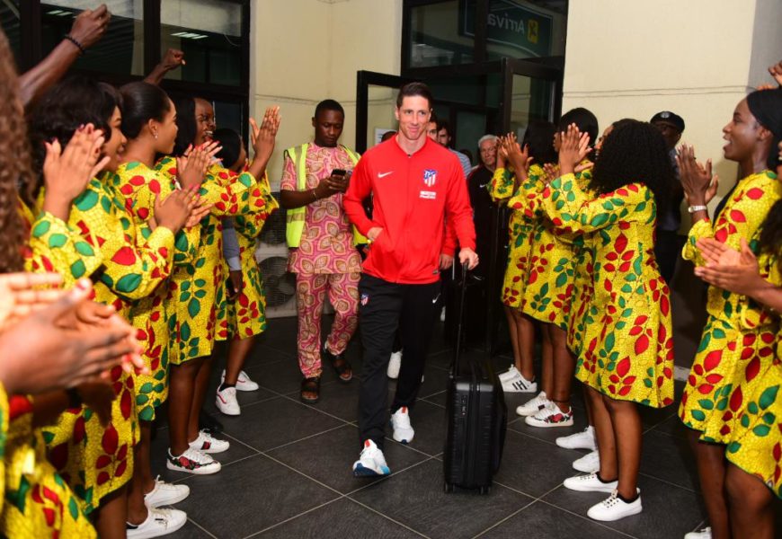 Nigeria: Cheerleaders Mob Fernando Torres in Uyo (PHOTO)