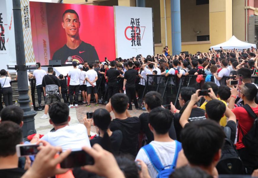 Power of Football! Fans worship Ronaldo in China