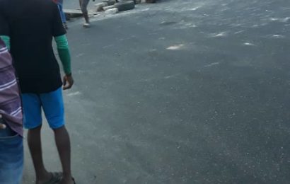 Mangoro residents on rampage as police shot dead another youth in Lagos