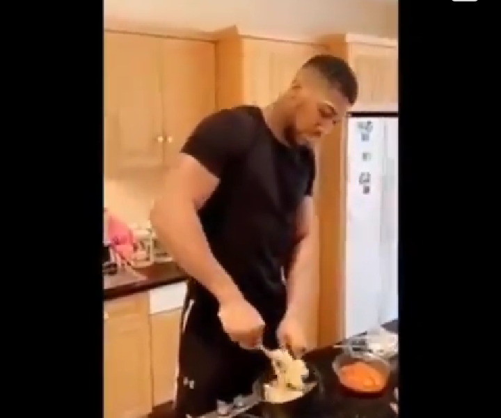 Video: Anthony Joshua Filmed Making Eba(Garri), Listening to Sunny Ade