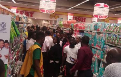 VIDEO: VIDEO: Looters Invade Shoprite Lekki, Surulere Outlet on Watch