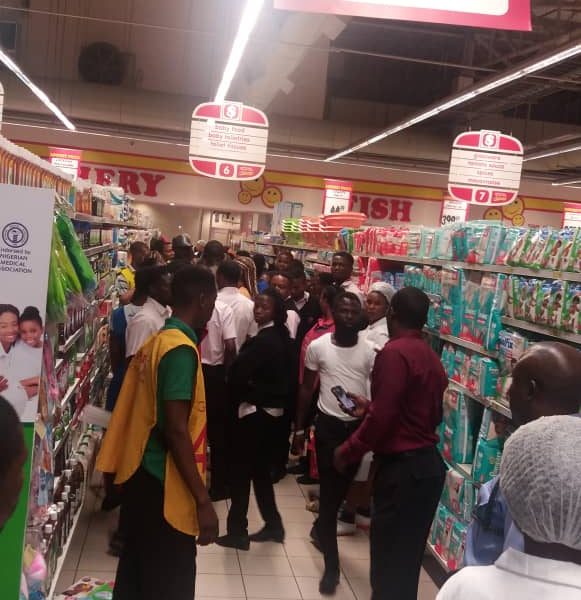 VIDEO: VIDEO: Looters Invade Shoprite Lekki, Surulere Outlet on Watch